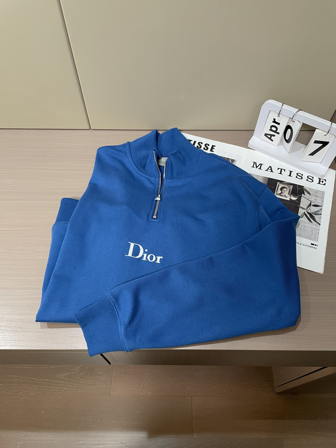 26春夏新款CD半拉链卫衣，以经典刺绣徽标镌刻品牌基因，克莱因蓝与墨绿配色自带高级氛围感。甄选柔软亲肤的