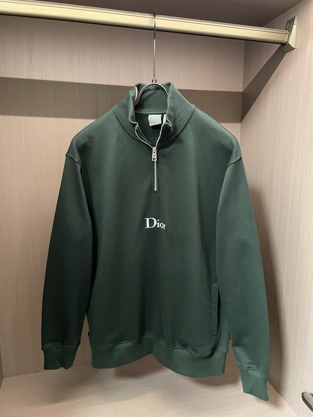 26春夏新款CD半拉链卫衣，以经典刺绣徽标镌刻品牌基因，克莱因蓝与墨绿配色自带高级氛围感。甄选柔软亲肤的