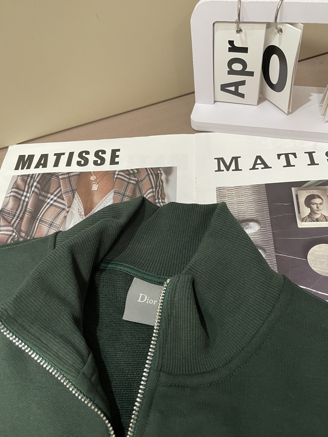 26春夏新款CD半拉链卫衣，以经典刺绣徽标镌刻品牌基因，克莱因蓝与墨绿配色自带高级氛围感。甄选柔软亲肤的