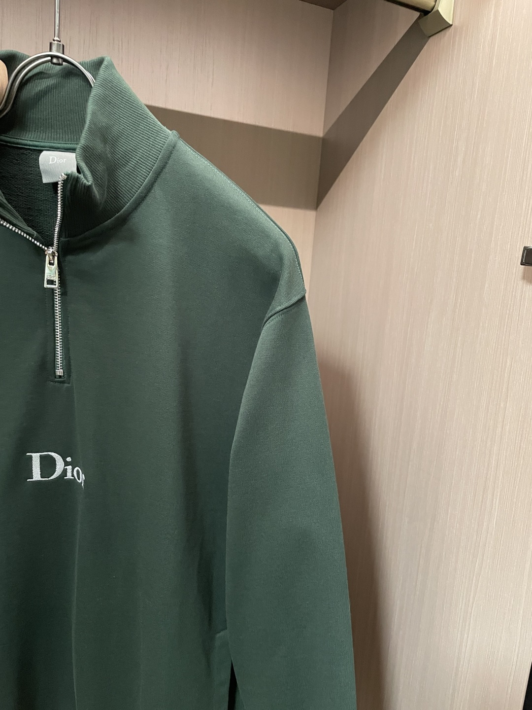 26春夏新款CD半拉链卫衣，以经典刺绣徽标镌刻品牌基因，克莱因蓝与墨绿配色自带高级氛围感。甄选柔软亲肤的