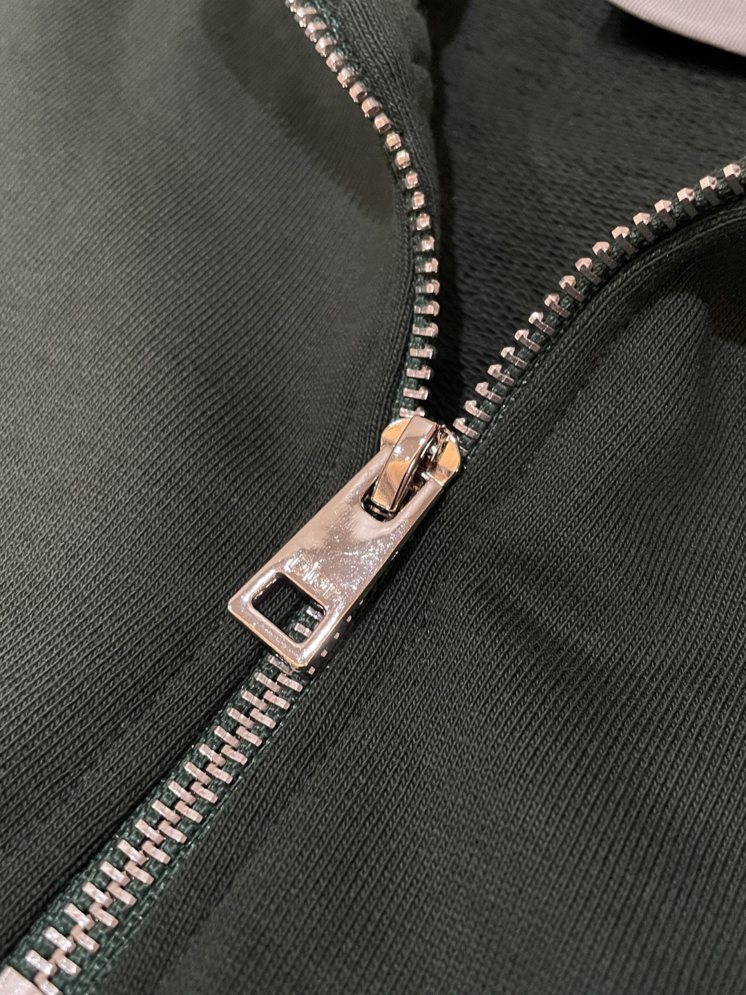 26春夏新款CD半拉链卫衣，以经典刺绣徽标镌刻品牌基因，克莱因蓝与墨绿配色自带高级氛围感。甄选柔软亲肤的