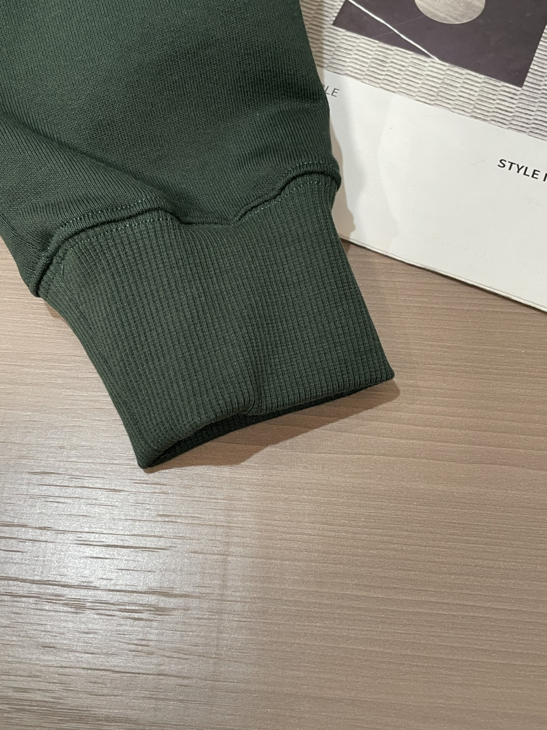 26春夏新款CD半拉链卫衣，以经典刺绣徽标镌刻品牌基因，克莱因蓝与墨绿配色自带高级氛围感。甄选柔软亲肤的