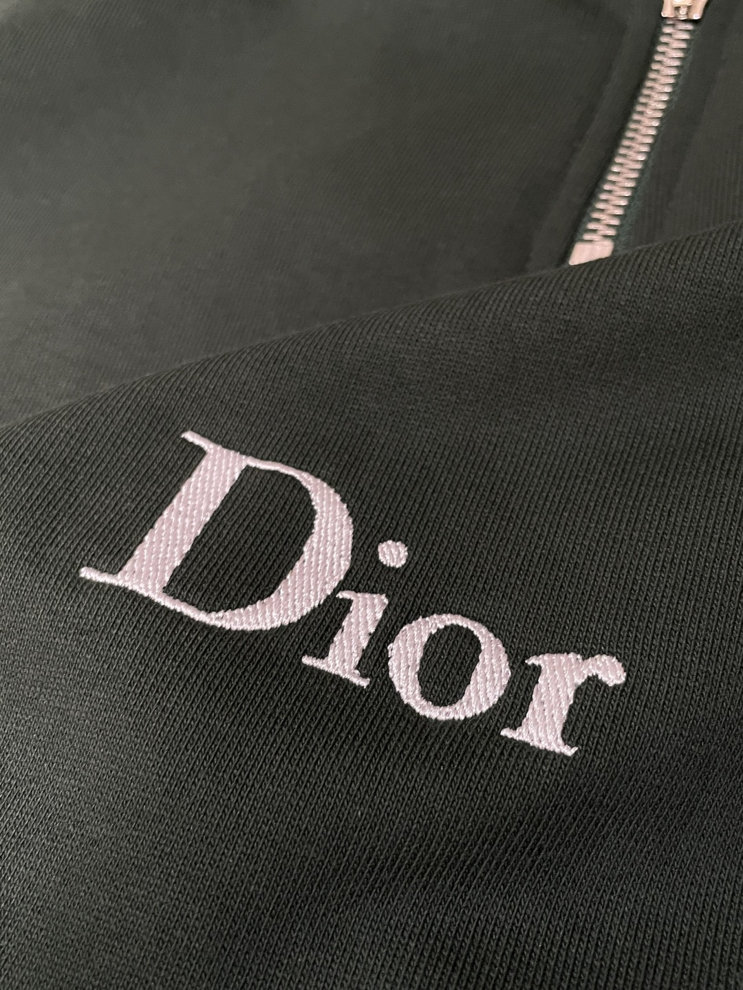 26春夏新款CD半拉链卫衣，以经典刺绣徽标镌刻品牌基因，克莱因蓝与墨绿配色自带高级氛围感。甄选柔软亲肤的