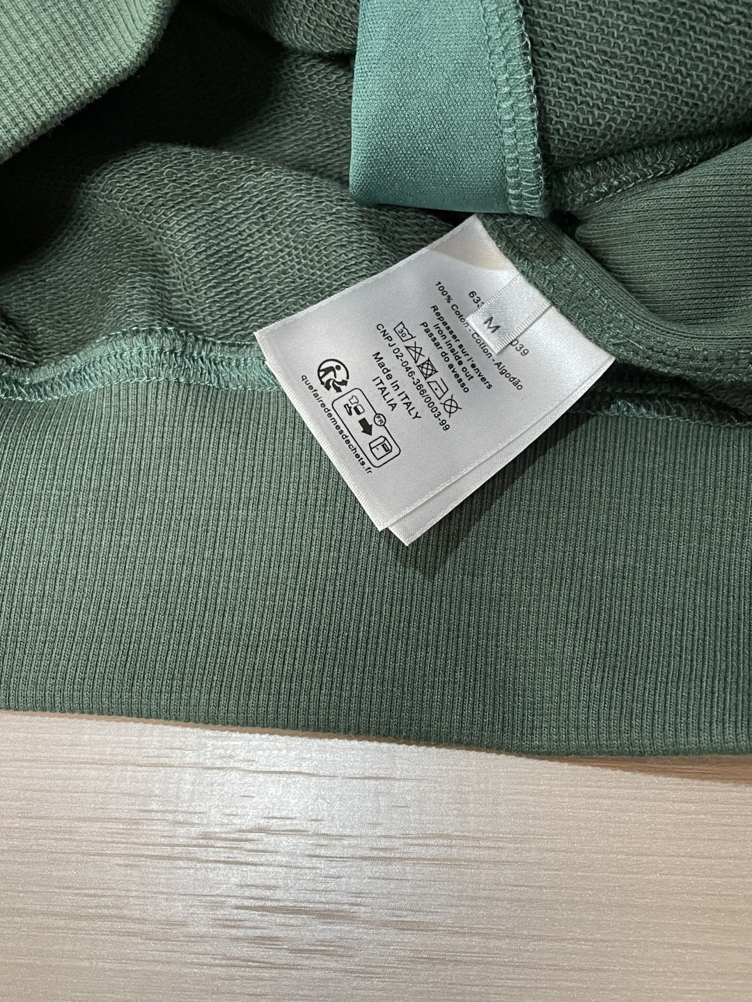 26春夏新款CD半拉链卫衣，以经典刺绣徽标镌刻品牌基因，克莱因蓝与墨绿配色自带高级氛围感。甄选柔软亲肤的