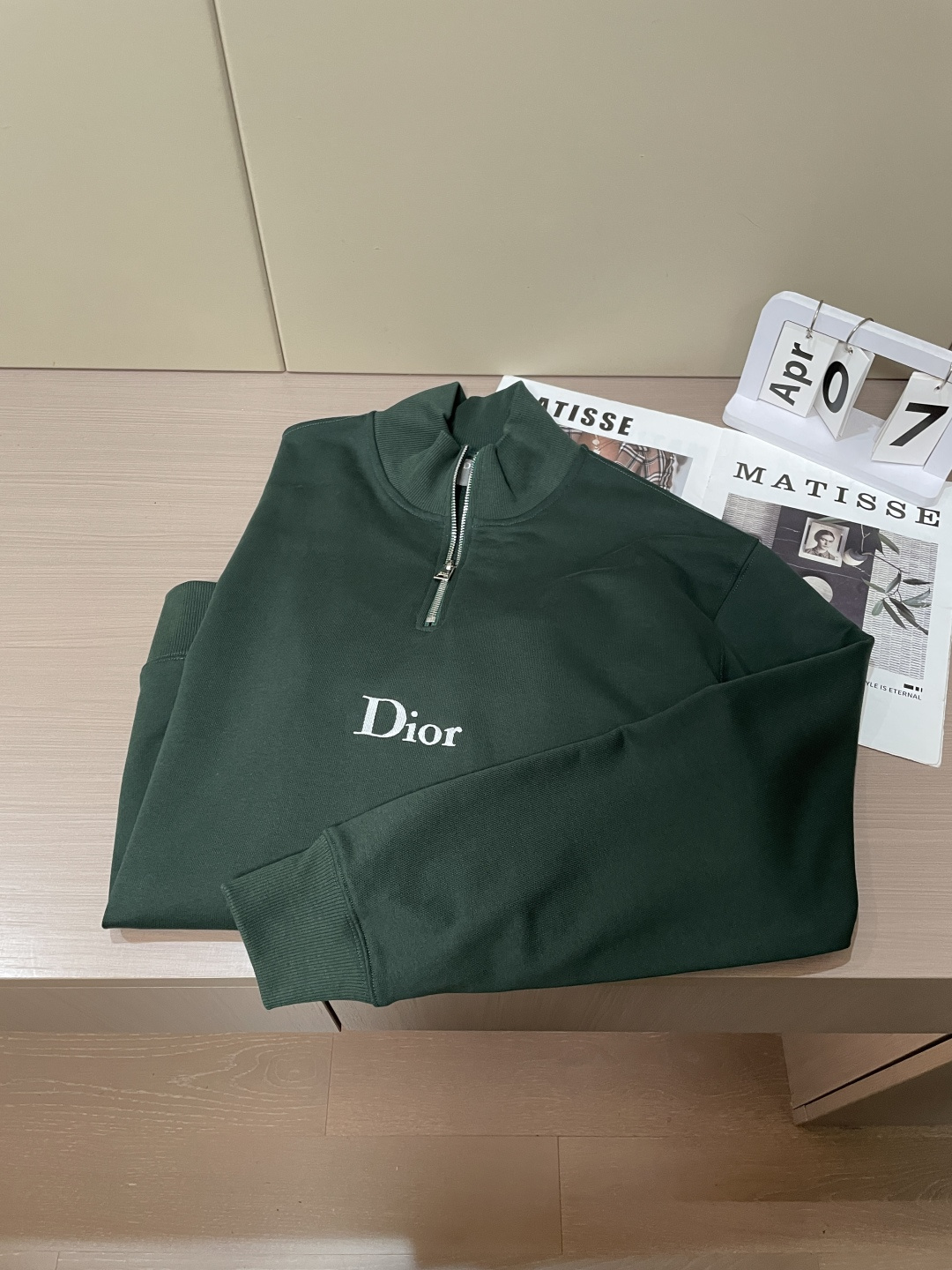 26春夏新款CD半拉链卫衣，以经典刺绣徽标镌刻品牌基因，克莱因蓝与墨绿配色自带高级氛围感。甄选柔软亲肤的