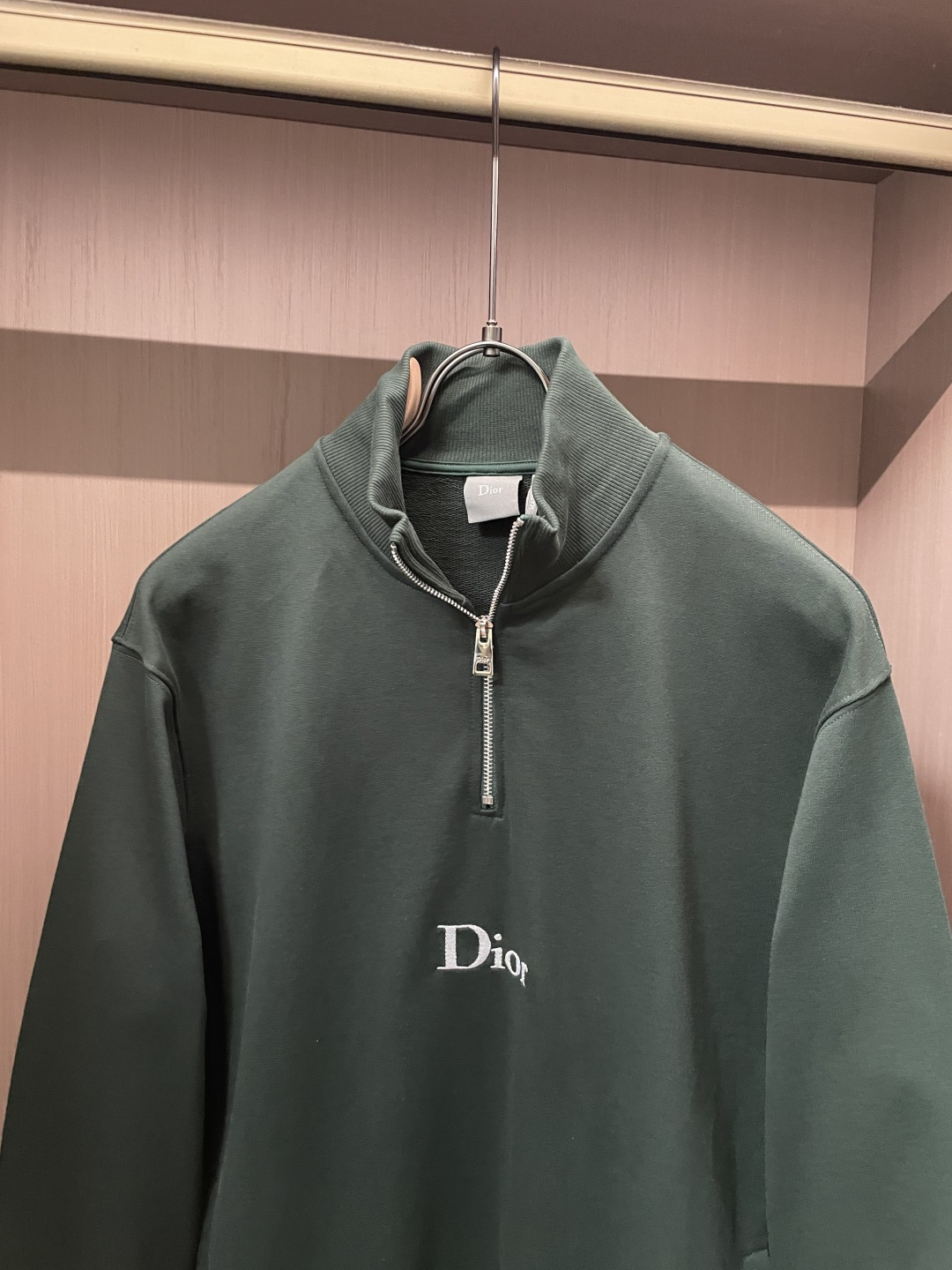 26春夏新款CD半拉链卫衣，以经典刺绣徽标镌刻品牌基因，克莱因蓝与墨绿配色自带高级氛围感。甄选柔软亲肤的