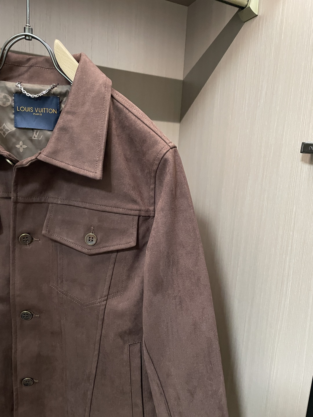 26春夏新款路易麂皮绒夹克，以高超工艺还原天然麂皮的细腻质感，表面呈现高级的绒面光泽，触之柔润亲肤，兼具