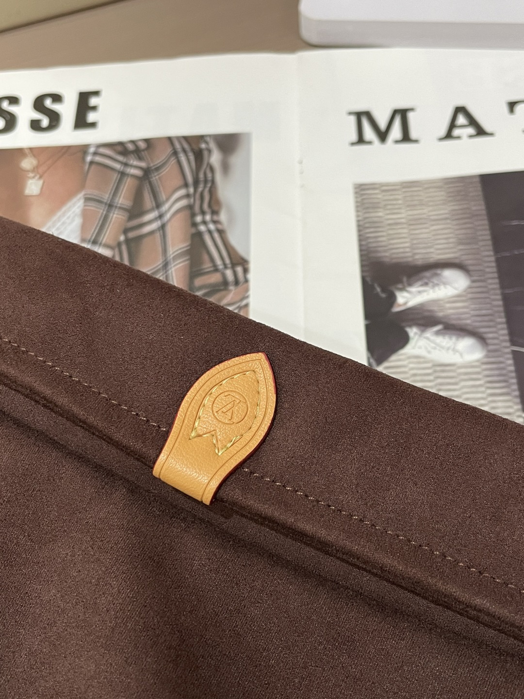 26春夏新款路易麂皮绒夹克，以高超工艺还原天然麂皮的细腻质感，表面呈现高级的绒面光泽，触之柔润亲肤，兼具