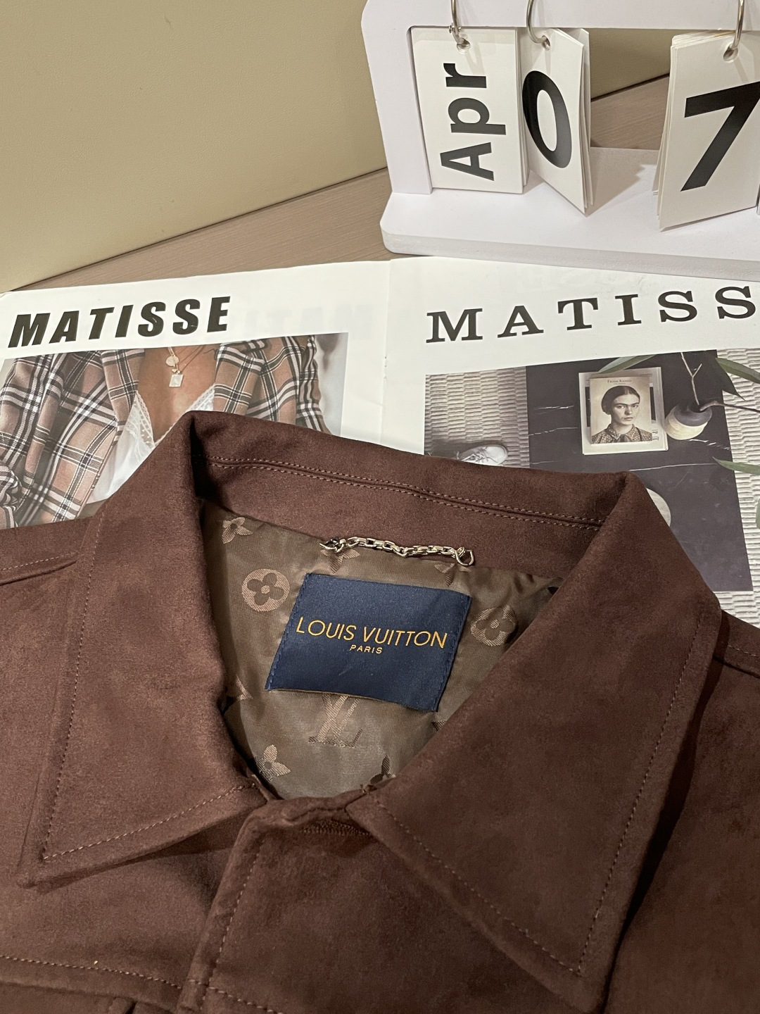 26春夏新款路易麂皮绒夹克，以高超工艺还原天然麂皮的细腻质感，表面呈现高级的绒面光泽，触之柔润亲肤，兼具