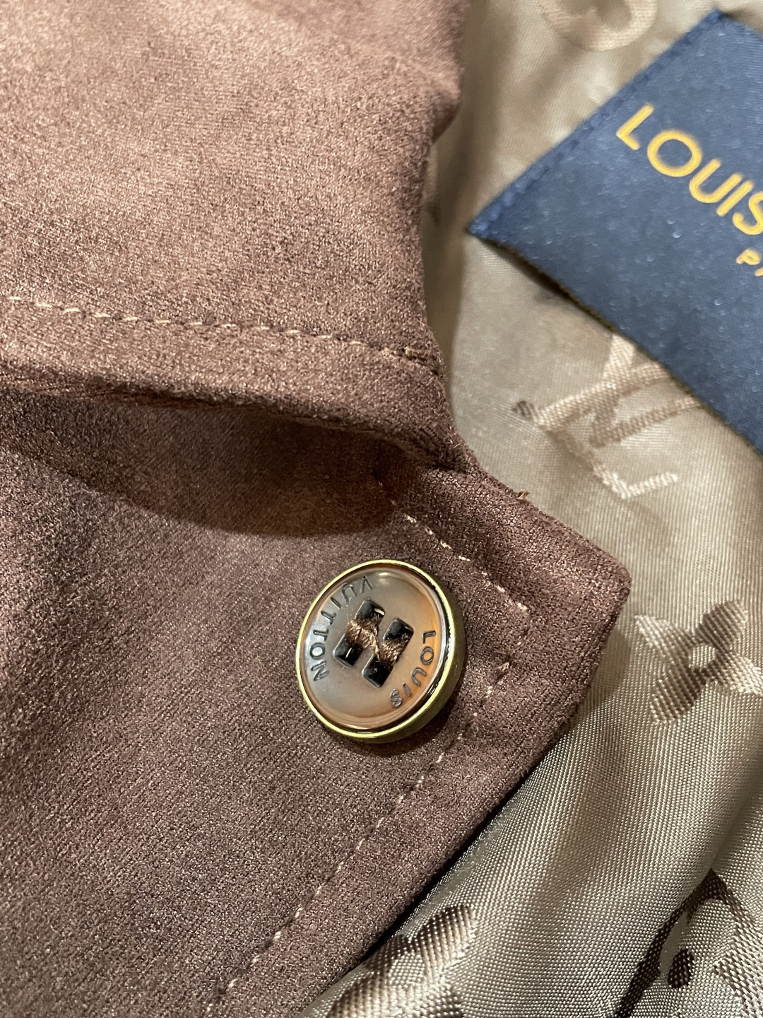 26春夏新款路易麂皮绒夹克，以高超工艺还原天然麂皮的细腻质感，表面呈现高级的绒面光泽，触之柔润亲肤，兼具