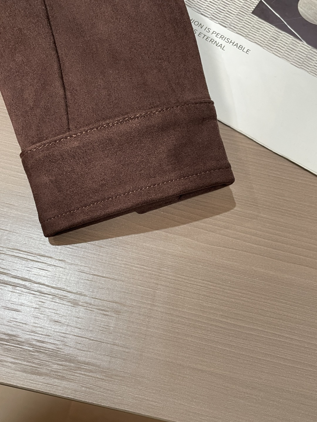 26春夏新款路易麂皮绒夹克，以高超工艺还原天然麂皮的细腻质感，表面呈现高级的绒面光泽，触之柔润亲肤，兼具