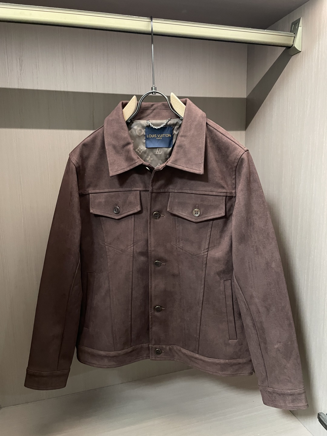 26春夏新款路易麂皮绒夹克，以高超工艺还原天然麂皮的细腻质感，表面呈现高级的绒面光泽，触之柔润亲肤，兼具