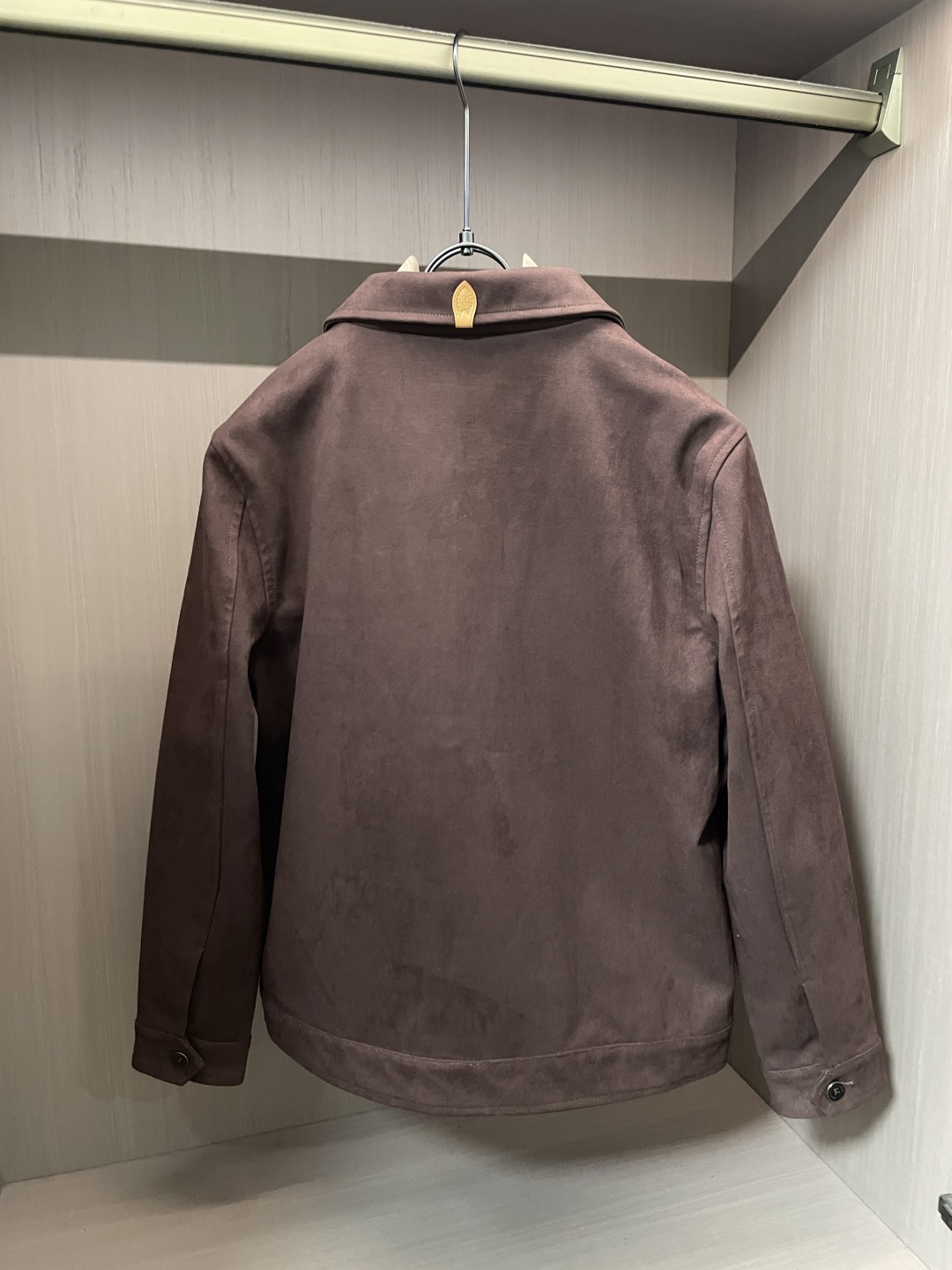 26春夏新款路易麂皮绒夹克，以高超工艺还原天然麂皮的细腻质感，表面呈现高级的绒面光泽，触之柔润亲肤，兼具