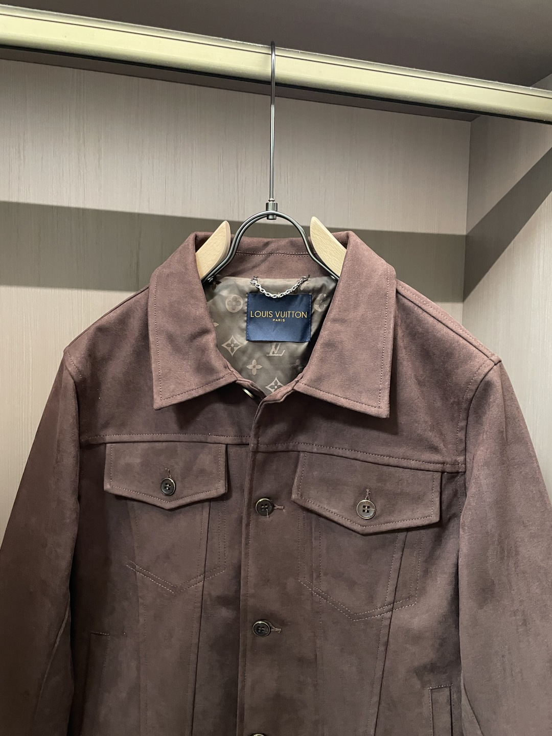 26春夏新款路易麂皮绒夹克，以高超工艺还原天然麂皮的细腻质感，表面呈现高级的绒面光泽，触之柔润亲肤，兼具