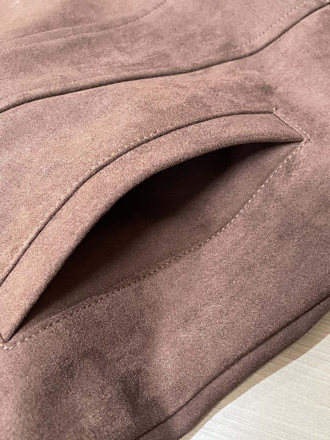 26春夏新款路易麂皮绒夹克，以高超工艺还原天然麂皮的细腻质感，表面呈现高级的绒面光泽，触之柔润亲肤，兼具