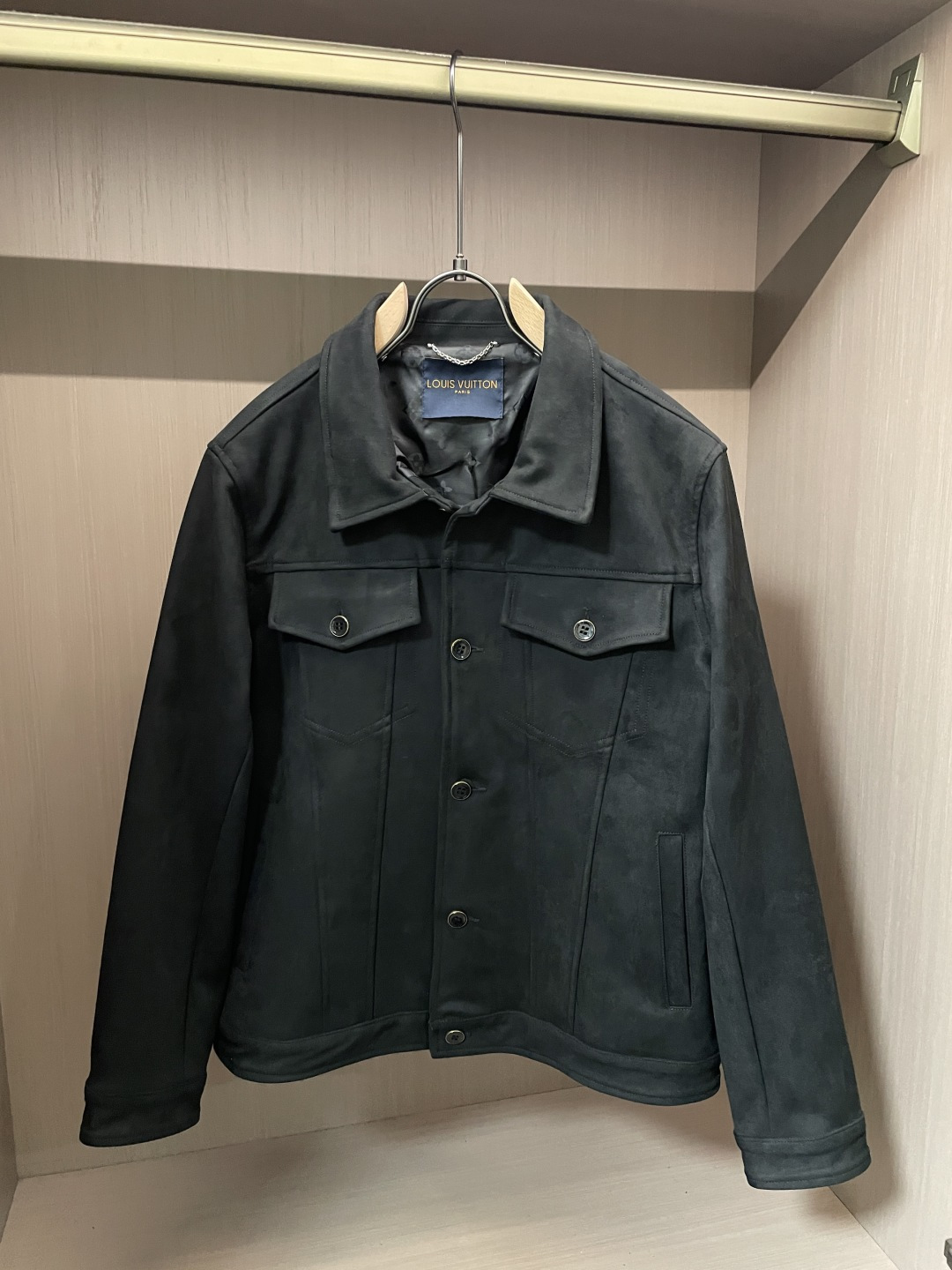 26春夏新款路易麂皮绒夹克，以高超工艺还原天然麂皮的细腻质感，表面呈现高级的绒面光泽，触之柔润亲肤，兼具