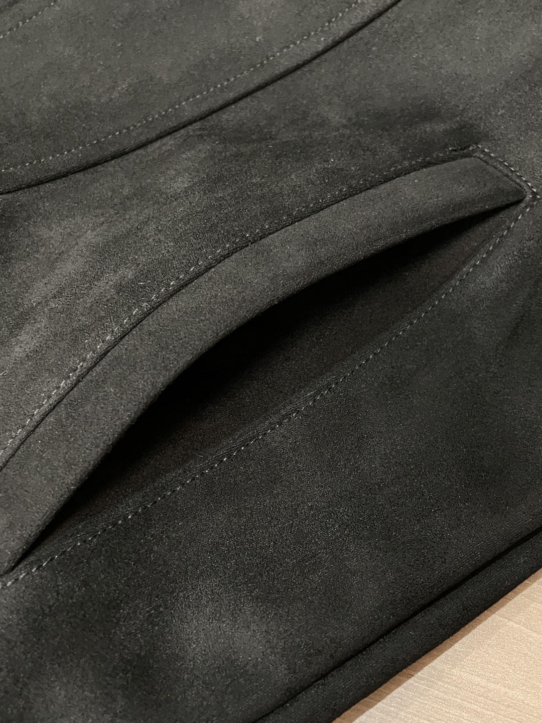 26春夏新款路易麂皮绒夹克，以高超工艺还原天然麂皮的细腻质感，表面呈现高级的绒面光泽，触之柔润亲肤，兼具