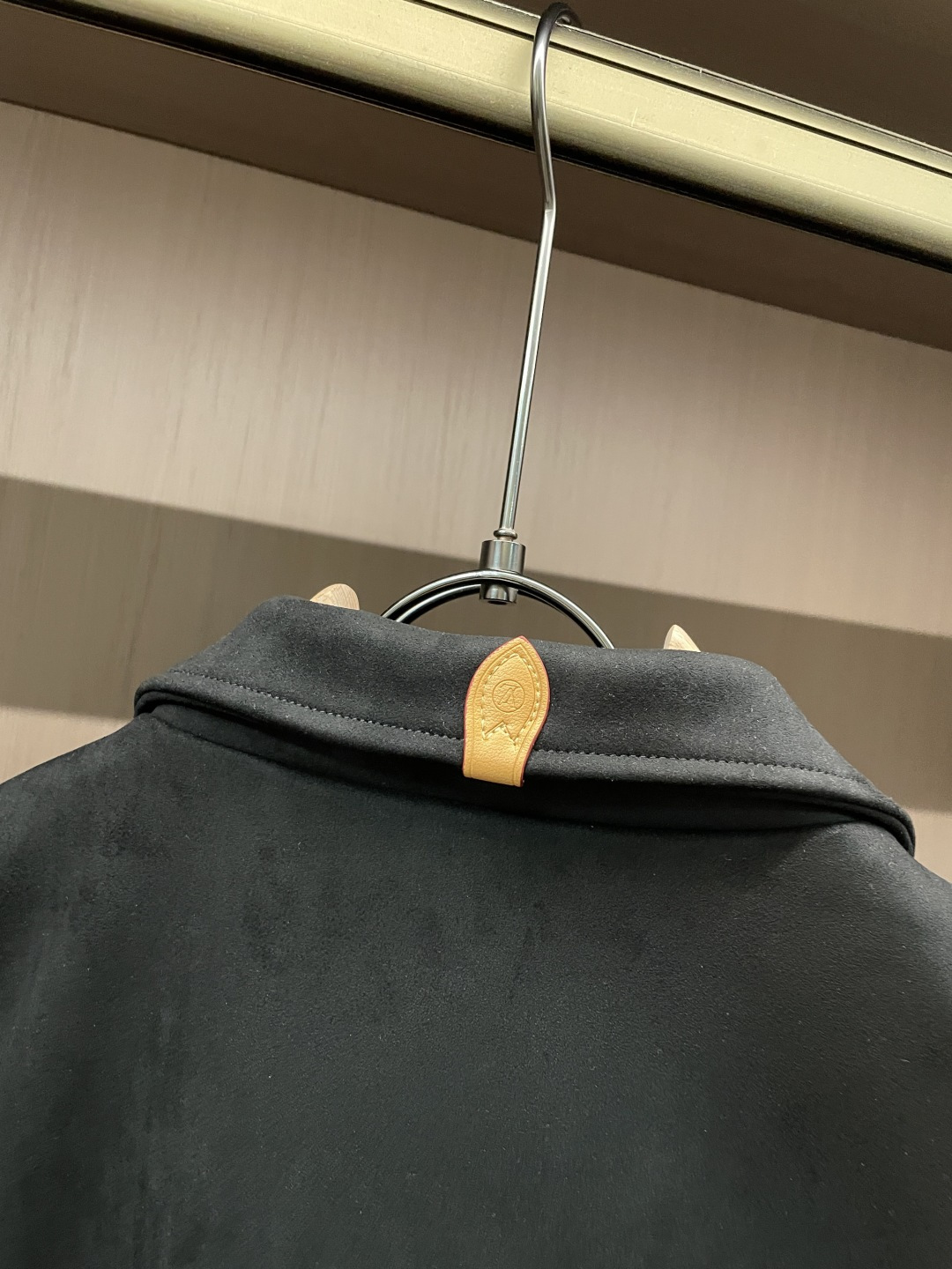 26春夏新款路易麂皮绒夹克，以高超工艺还原天然麂皮的细腻质感，表面呈现高级的绒面光泽，触之柔润亲肤，兼具