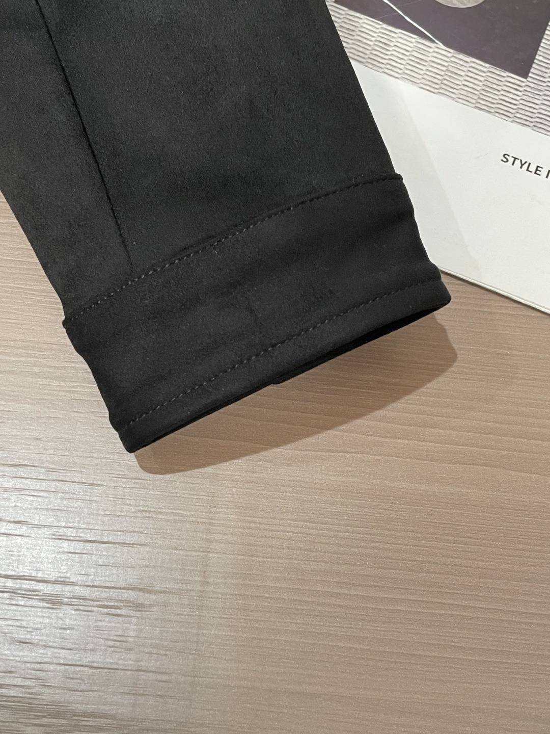 26春夏新款路易麂皮绒夹克，以高超工艺还原天然麂皮的细腻质感，表面呈现高级的绒面光泽，触之柔润亲肤，兼具