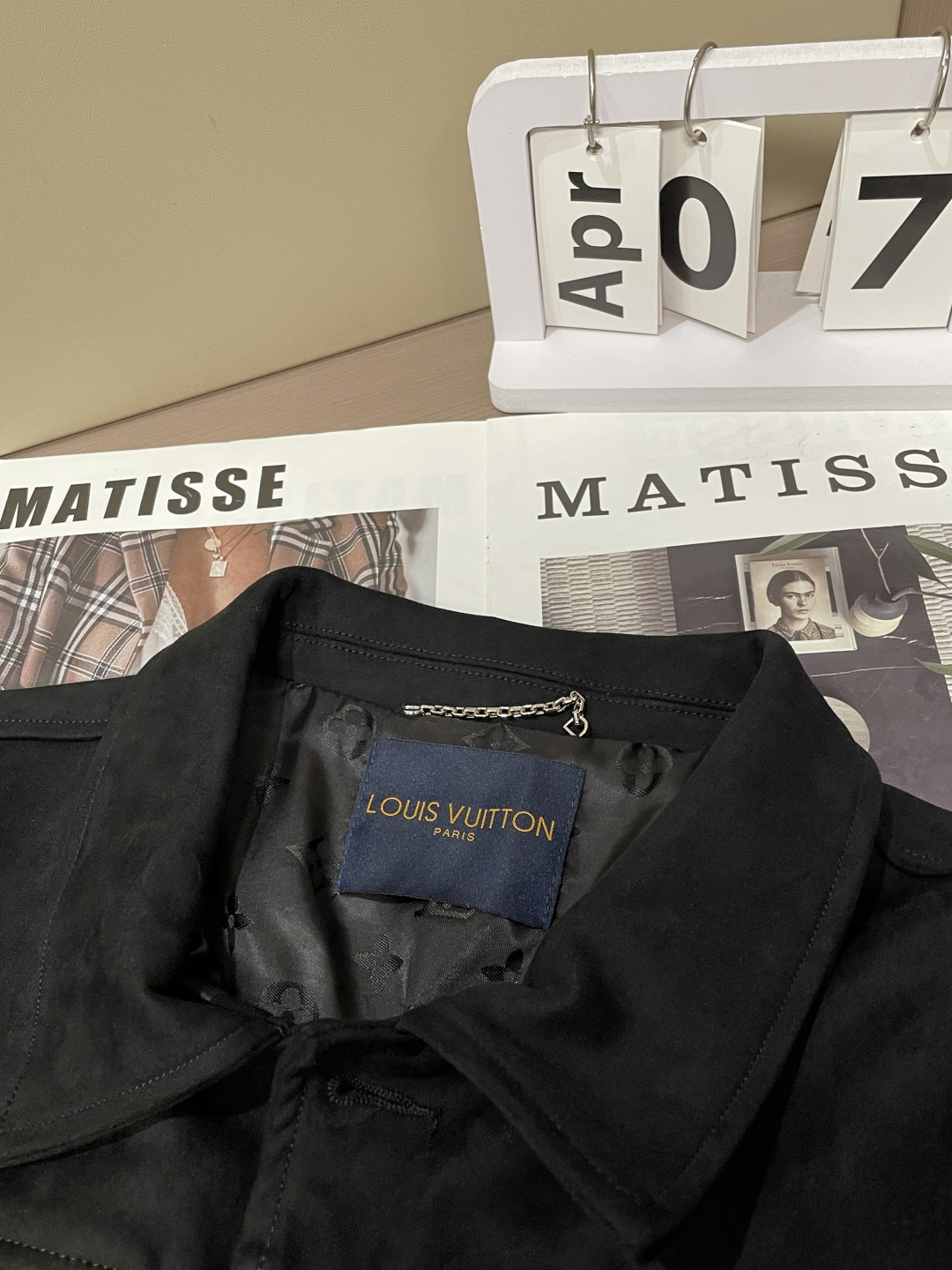 26春夏新款路易麂皮绒夹克，以高超工艺还原天然麂皮的细腻质感，表面呈现高级的绒面光泽，触之柔润亲肤，兼具