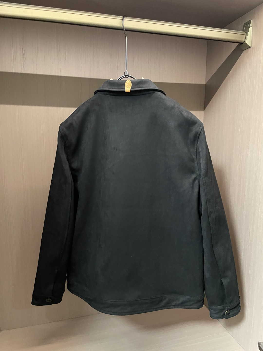 26春夏新款路易麂皮绒夹克，以高超工艺还原天然麂皮的细腻质感，表面呈现高级的绒面光泽，触之柔润亲肤，兼具