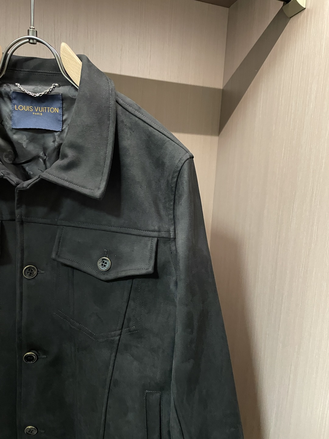 26春夏新款路易麂皮绒夹克，以高超工艺还原天然麂皮的细腻质感，表面呈现高级的绒面光泽，触之柔润亲肤，兼具