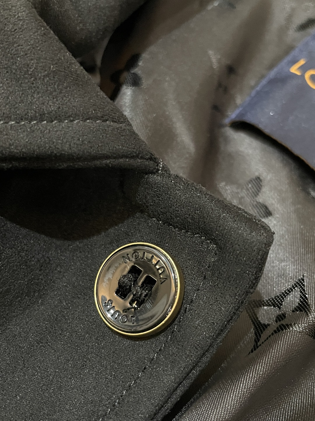 26春夏新款路易麂皮绒夹克，以高超工艺还原天然麂皮的细腻质感，表面呈现高级的绒面光泽，触之柔润亲肤，兼具