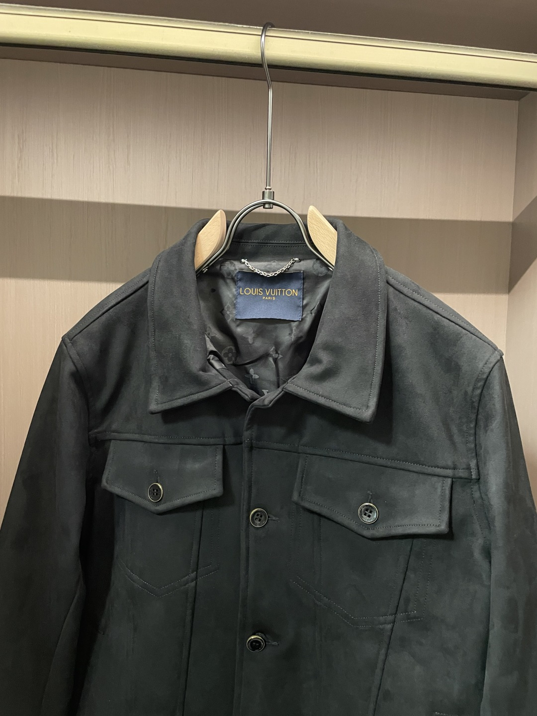 26春夏新款路易麂皮绒夹克，以高超工艺还原天然麂皮的细腻质感，表面呈现高级的绒面光泽，触之柔润亲肤，兼具