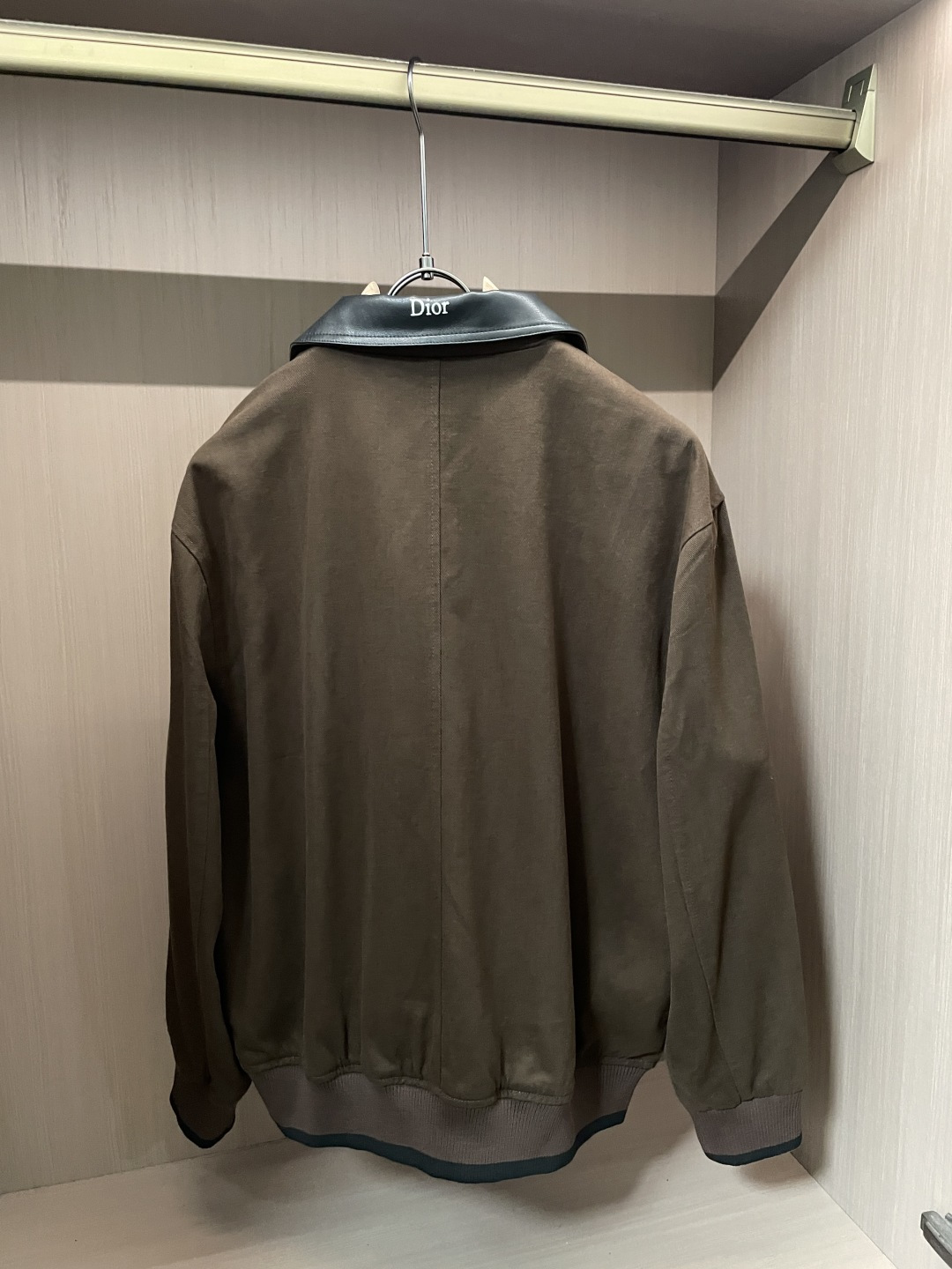 26春夏新款CD斜纹棉翻领棒球服夹克，以经典复古廓形为基底，融合高级时装的精致感与街头休闲的松弛感。翻领