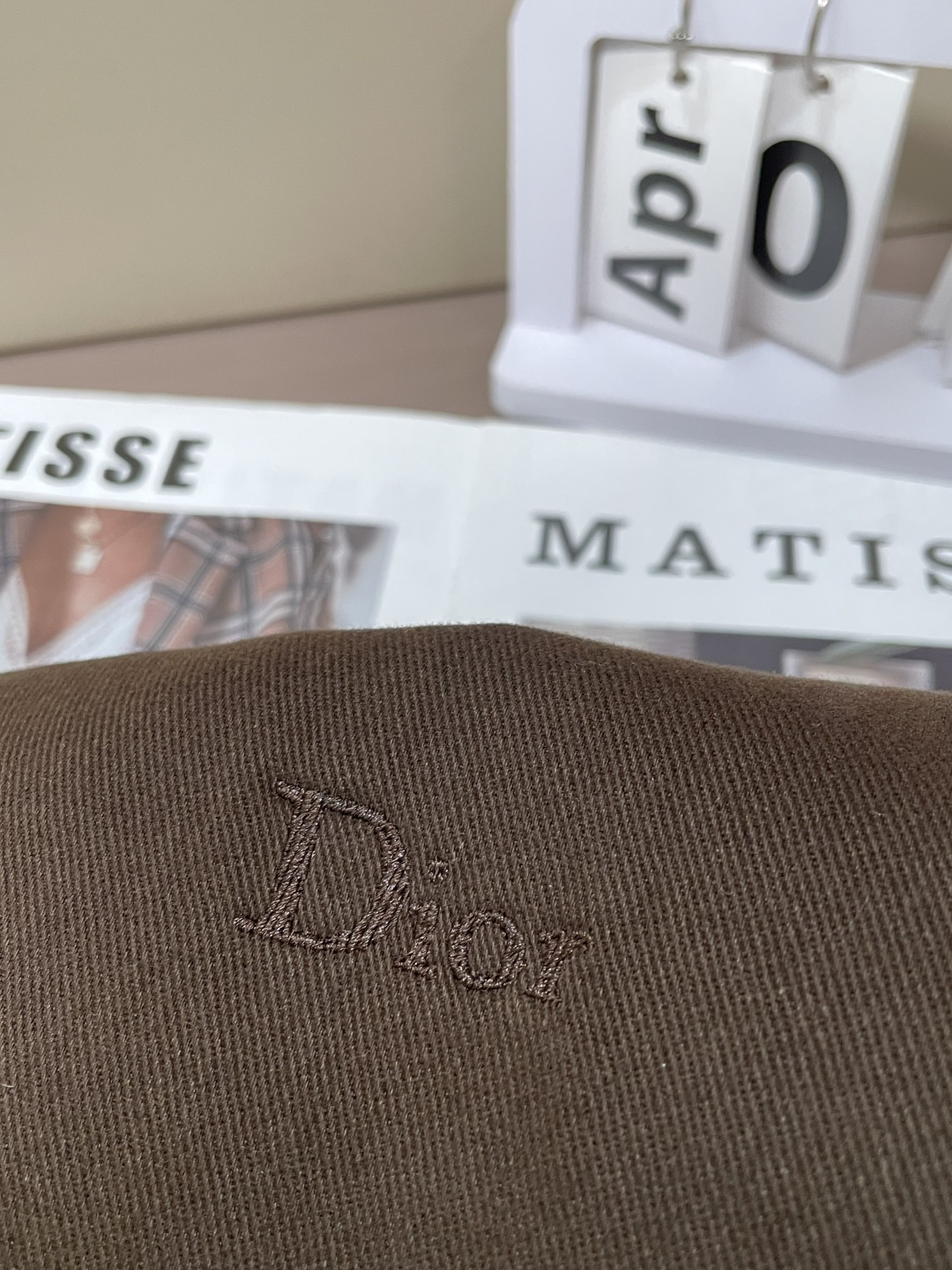 26春夏新款CD斜纹棉翻领棒球服夹克，以经典复古廓形为基底，融合高级时装的精致感与街头休闲的松弛感。翻领