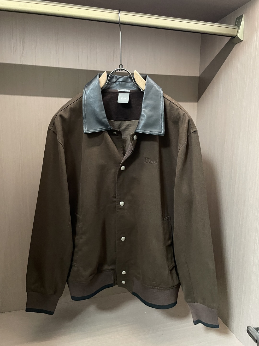 26春夏新款CD斜纹棉翻领棒球服夹克，以经典复古廓形为基底，融合高级时装的精致感与街头休闲的松弛感。翻领