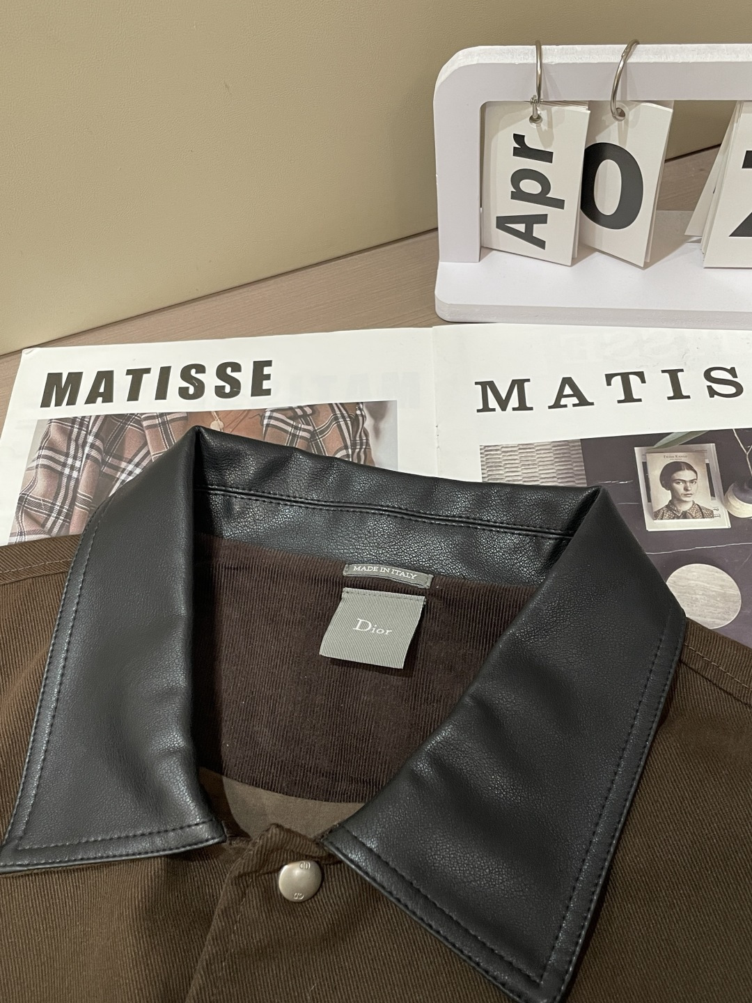 26春夏新款CD斜纹棉翻领棒球服夹克，以经典复古廓形为基底，融合高级时装的精致感与街头休闲的松弛感。翻领