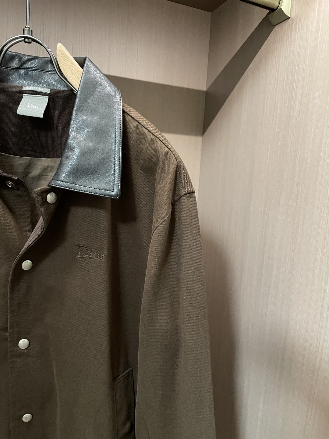 26春夏新款CD斜纹棉翻领棒球服夹克，以经典复古廓形为基底，融合高级时装的精致感与街头休闲的松弛感。翻领