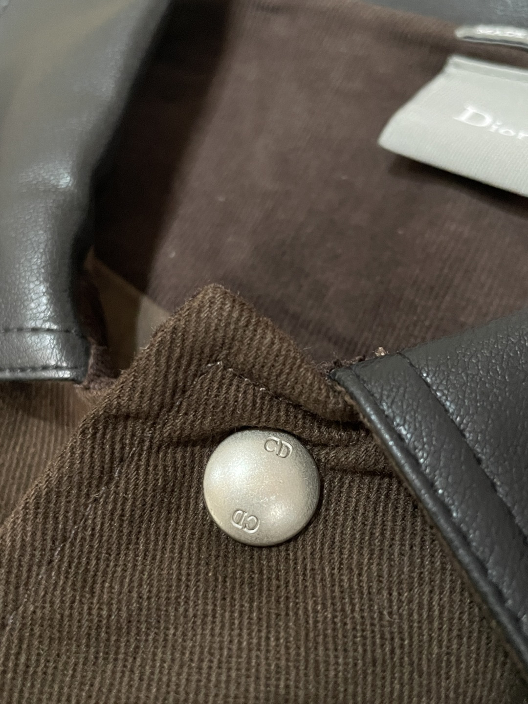 26春夏新款CD斜纹棉翻领棒球服夹克，以经典复古廓形为基底，融合高级时装的精致感与街头休闲的松弛感。翻领