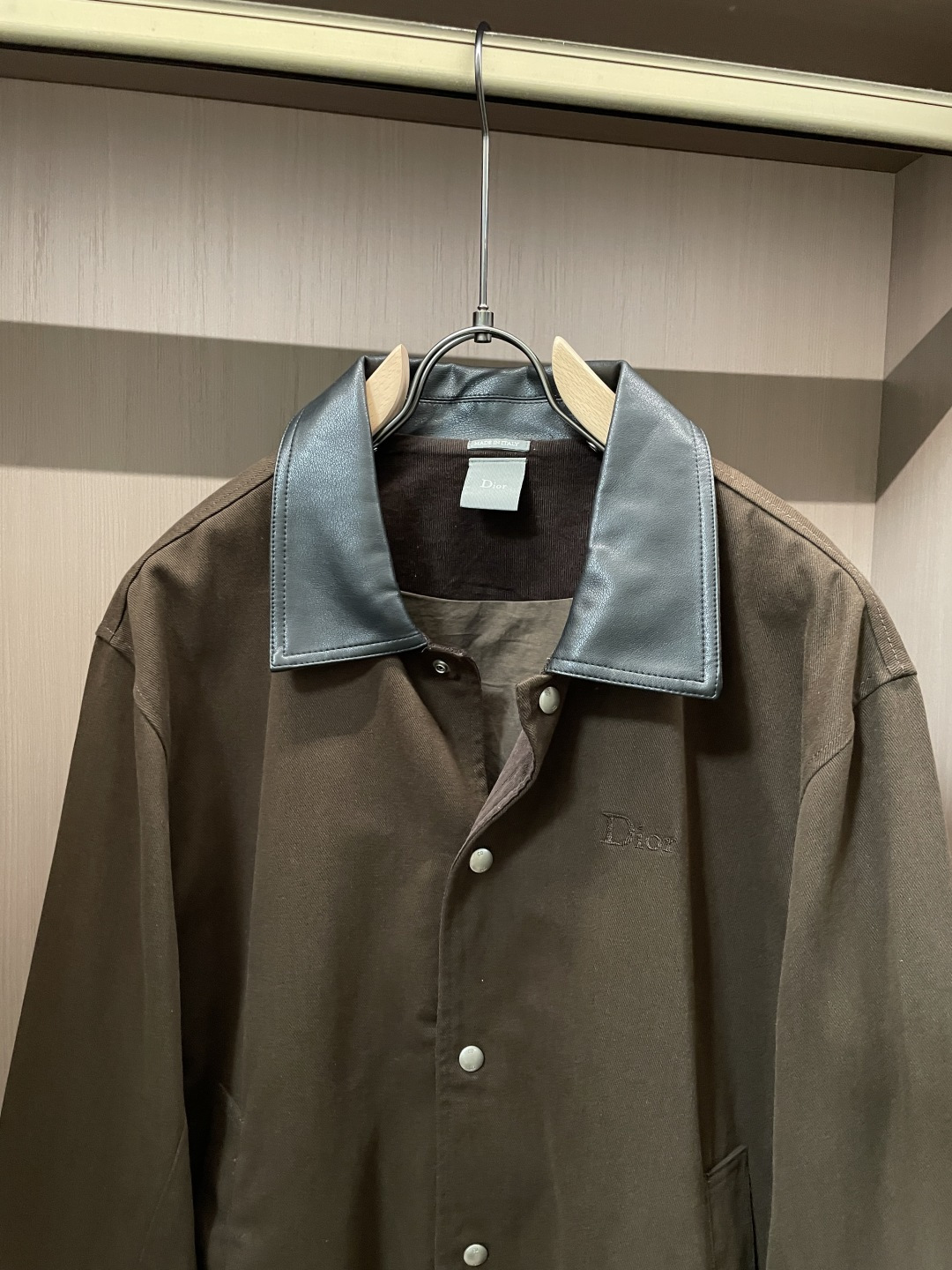 26春夏新款CD斜纹棉翻领棒球服夹克，以经典复古廓形为基底，融合高级时装的精致感与街头休闲的松弛感。翻领