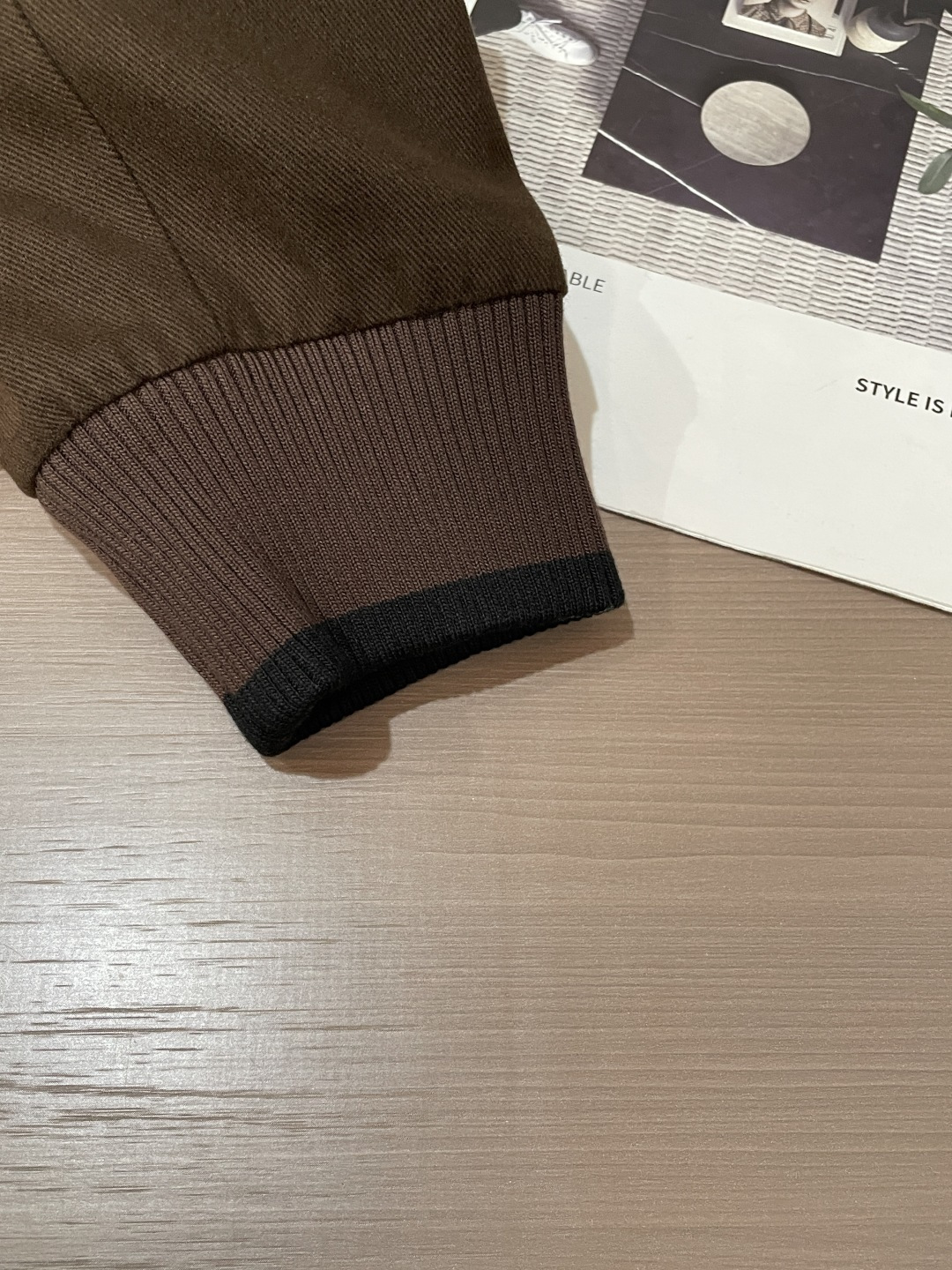 26春夏新款CD斜纹棉翻领棒球服夹克，以经典复古廓形为基底，融合高级时装的精致感与街头休闲的松弛感。翻领