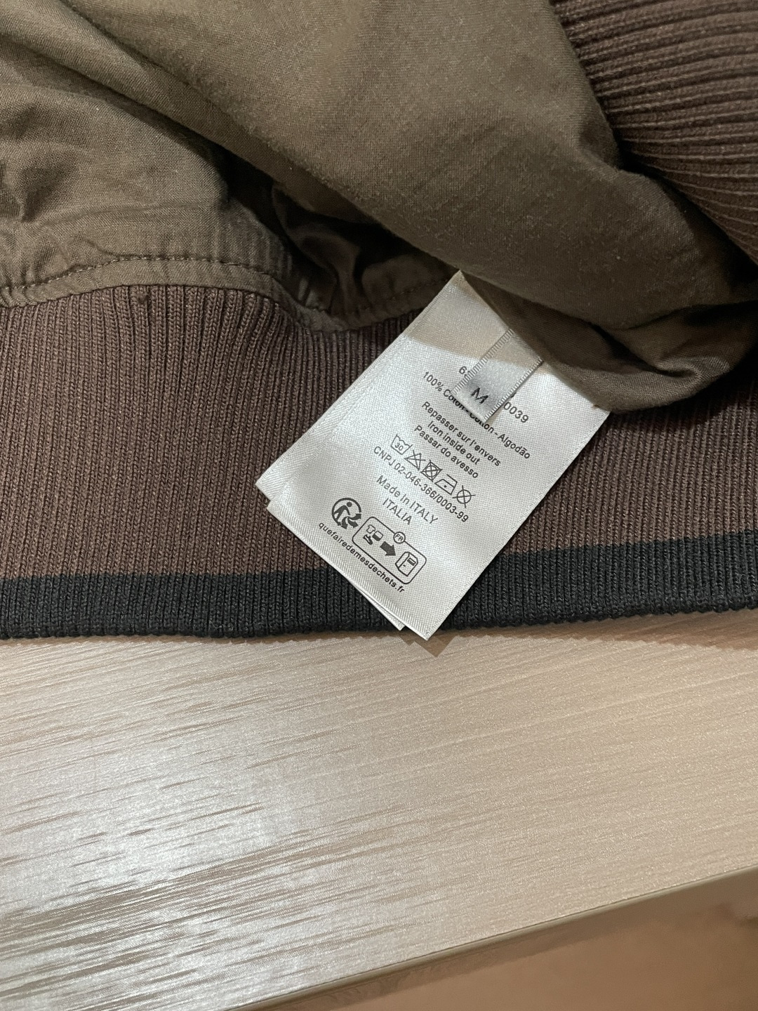 26春夏新款CD斜纹棉翻领棒球服夹克，以经典复古廓形为基底，融合高级时装的精致感与街头休闲的松弛感。翻领