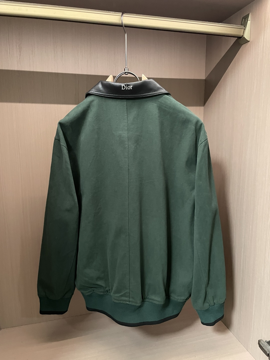 26春夏新款CD斜纹棉翻领棒球服夹克，以经典复古廓形为基底，融合高级时装的精致感与街头休闲的松弛感。翻领