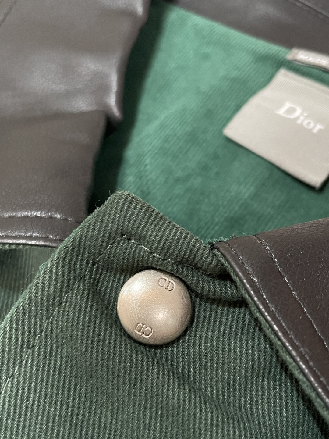 26春夏新款CD斜纹棉翻领棒球服夹克，以经典复古廓形为基底，融合高级时装的精致感与街头休闲的松弛感。翻领