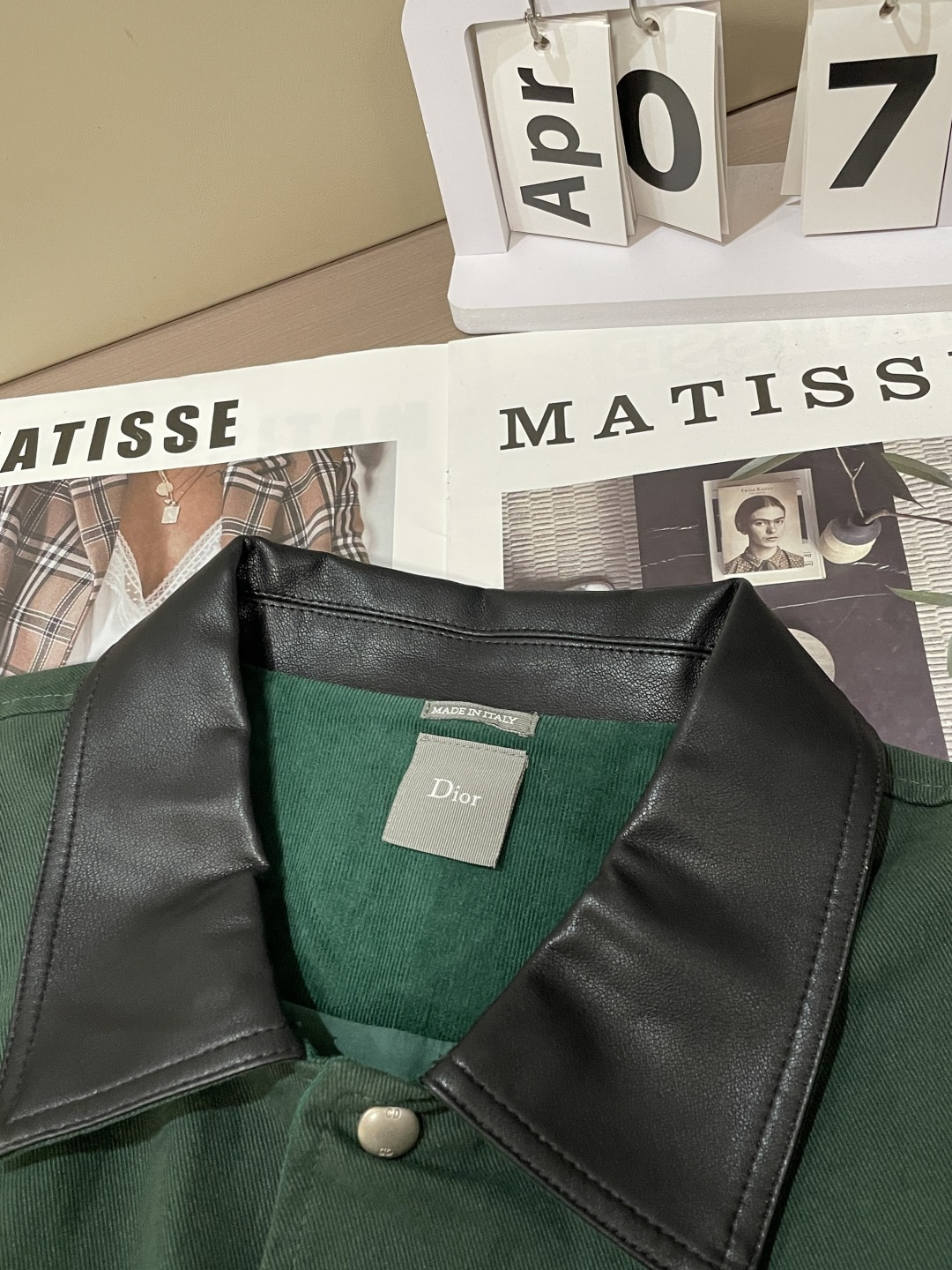 26春夏新款CD斜纹棉翻领棒球服夹克，以经典复古廓形为基底，融合高级时装的精致感与街头休闲的松弛感。翻领