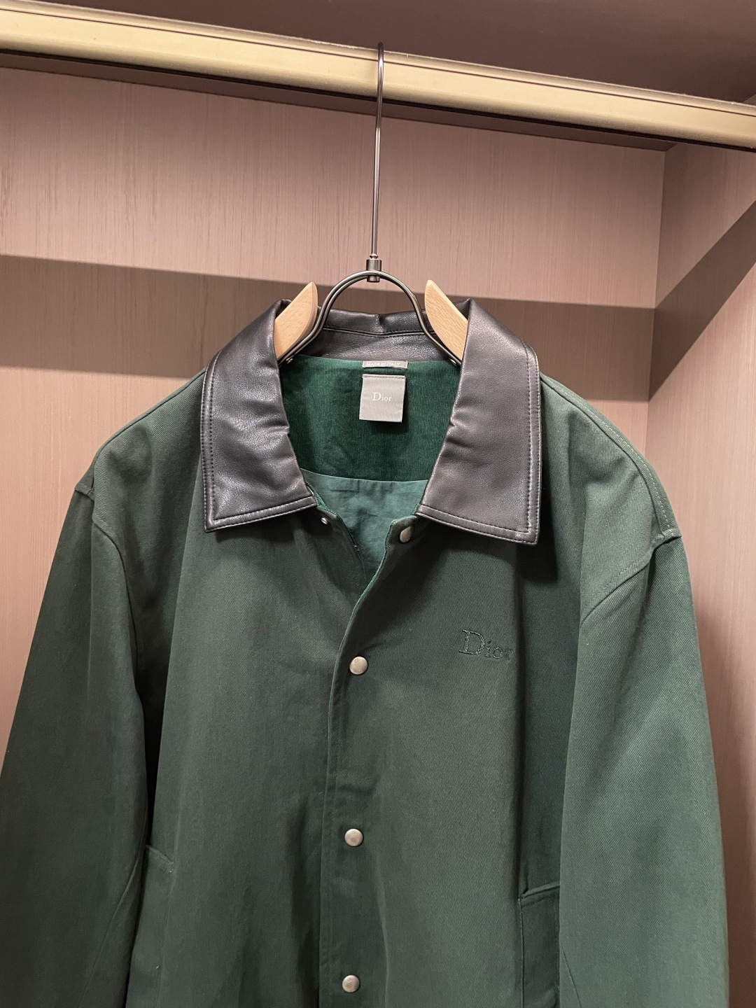 26春夏新款CD斜纹棉翻领棒球服夹克，以经典复古廓形为基底，融合高级时装的精致感与街头休闲的松弛感。翻领