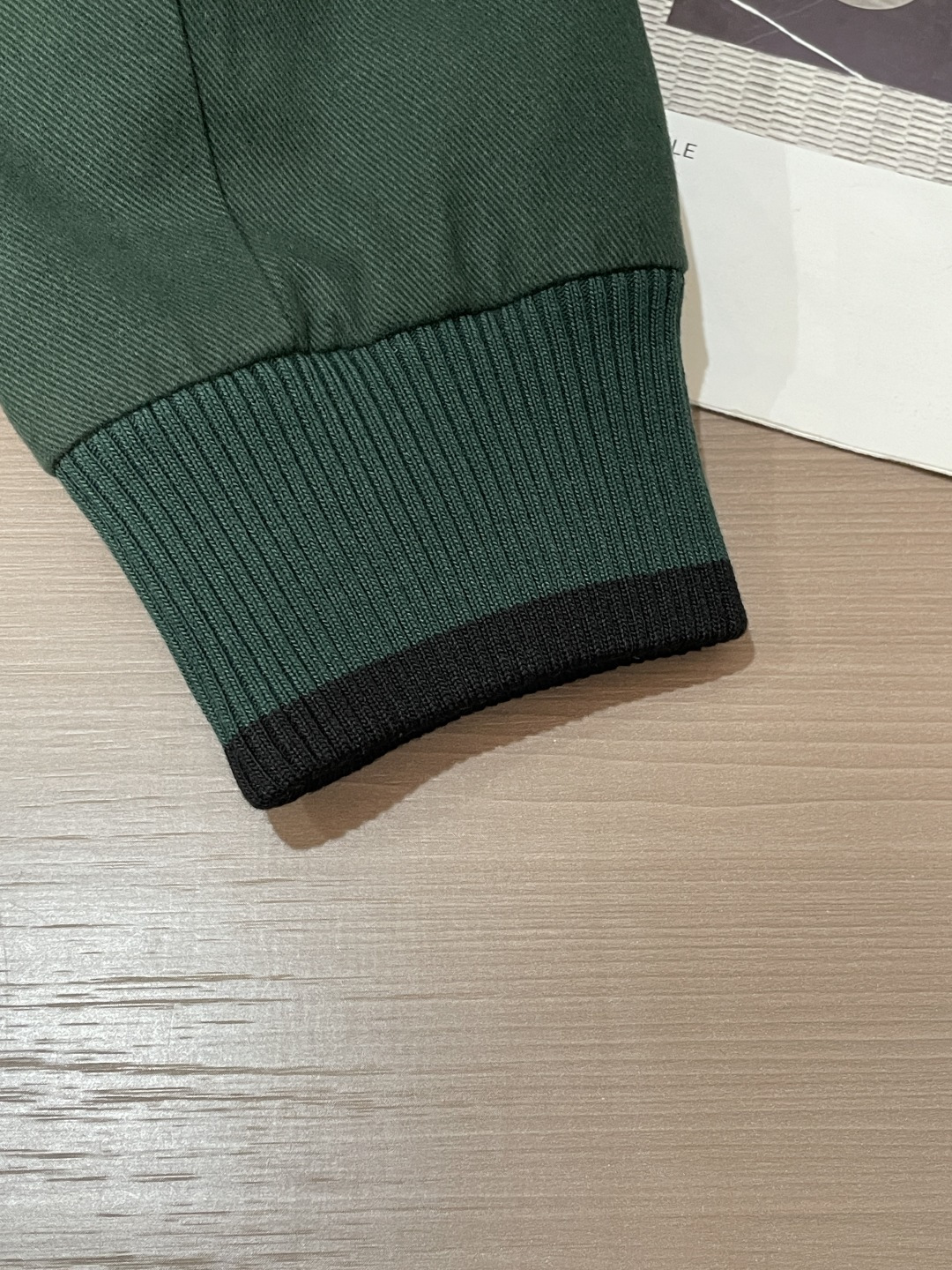 26春夏新款CD斜纹棉翻领棒球服夹克，以经典复古廓形为基底，融合高级时装的精致感与街头休闲的松弛感。翻领