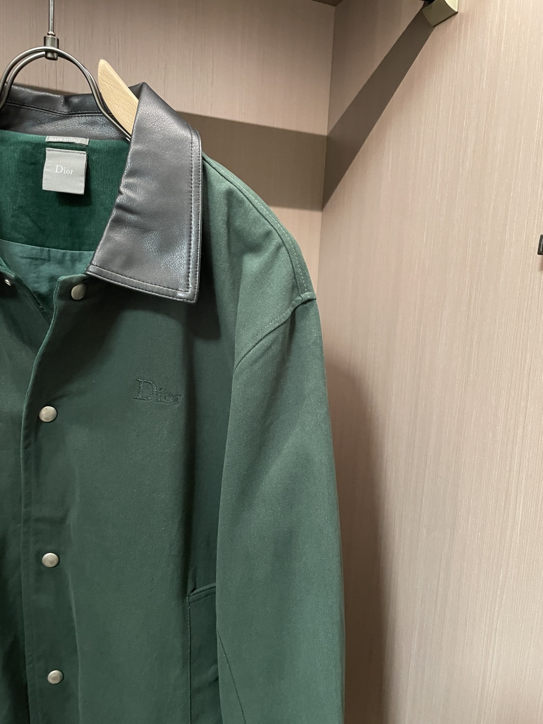 26春夏新款CD斜纹棉翻领棒球服夹克，以经典复古廓形为基底，融合高级时装的精致感与街头休闲的松弛感。翻领