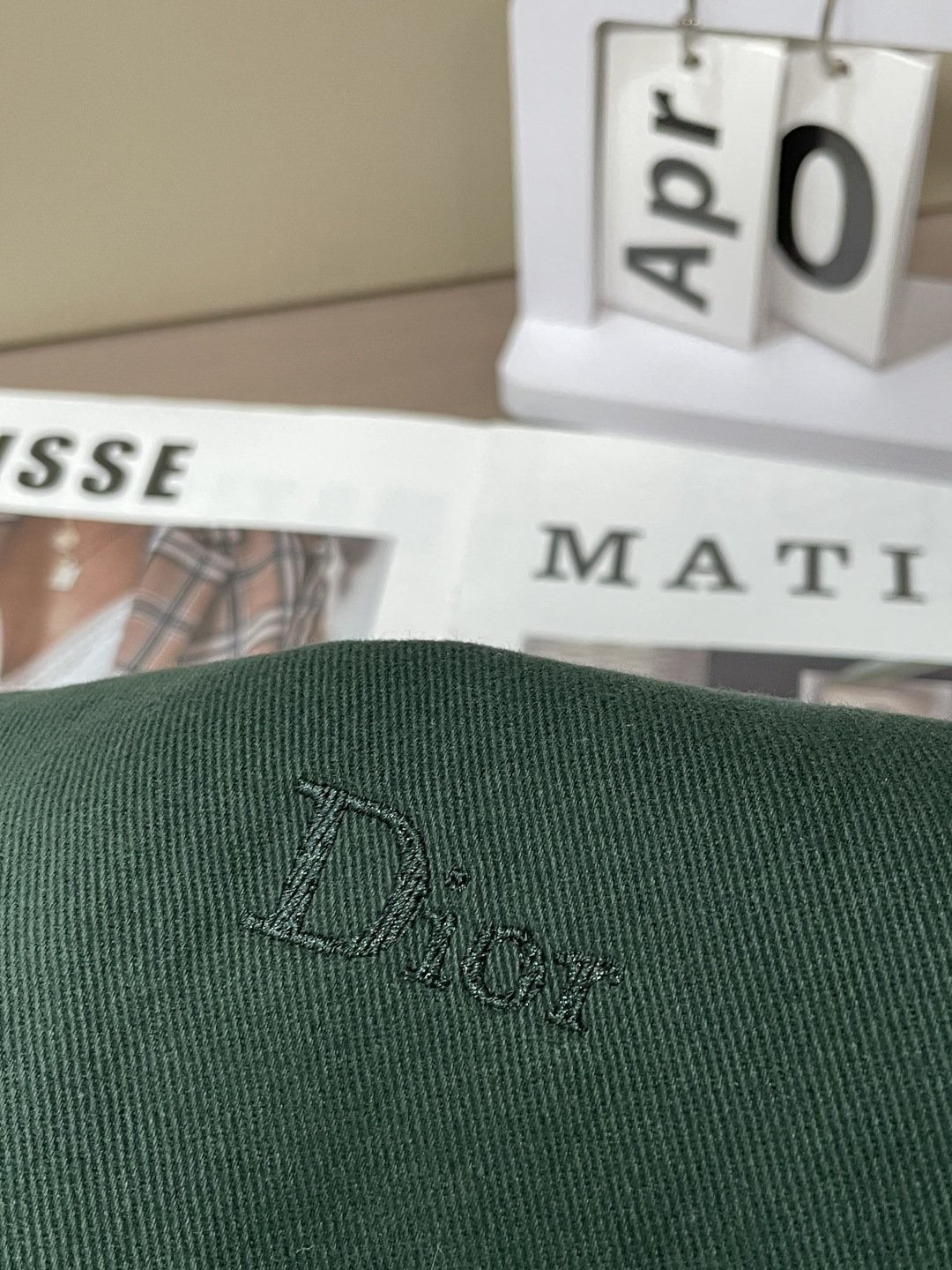 26春夏新款CD斜纹棉翻领棒球服夹克，以经典复古廓形为基底，融合高级时装的精致感与街头休闲的松弛感。翻领