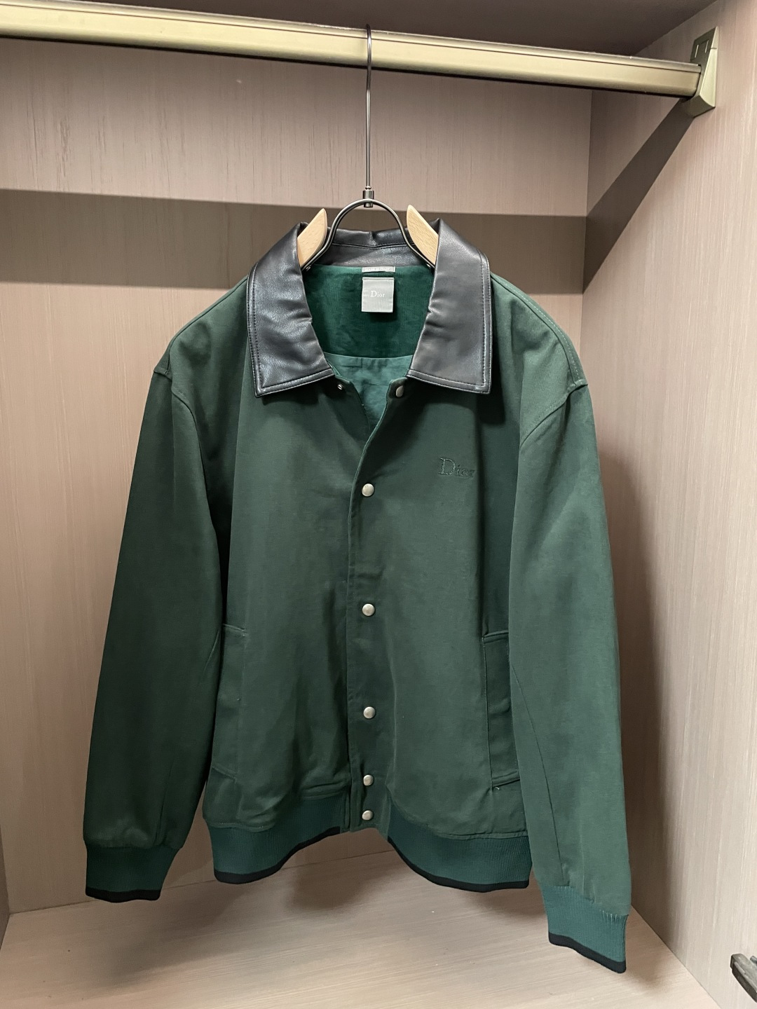 26春夏新款CD斜纹棉翻领棒球服夹克，以经典复古廓形为基底，融合高级时装的精致感与街头休闲的松弛感。翻领