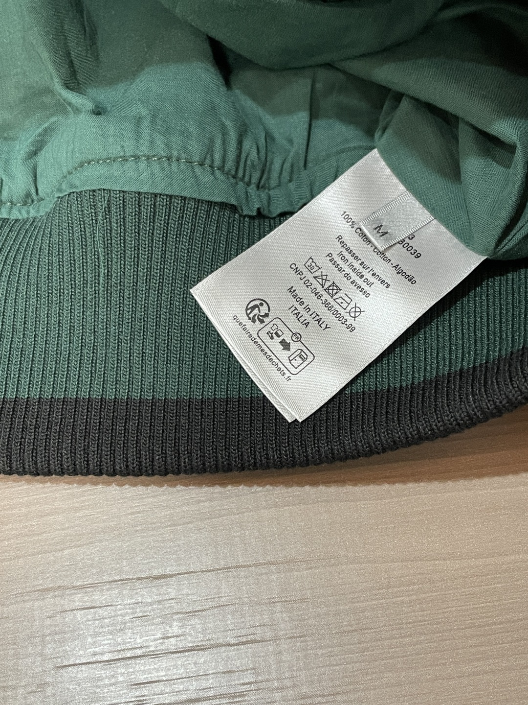 26春夏新款CD斜纹棉翻领棒球服夹克，以经典复古廓形为基底，融合高级时装的精致感与街头休闲的松弛感。翻领