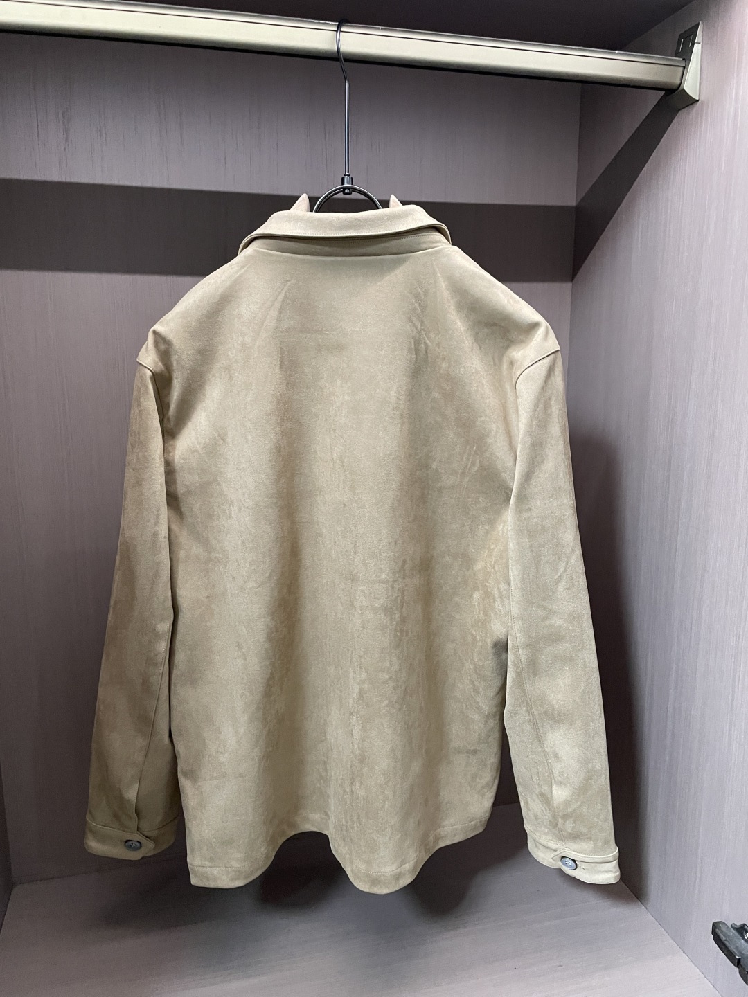 26春夏新款路易麂皮绒夹克，甄选意大利进口麂皮面料，表面呈现细腻绒感肌理，指尖抚过是软糯亲肤的温润触感，