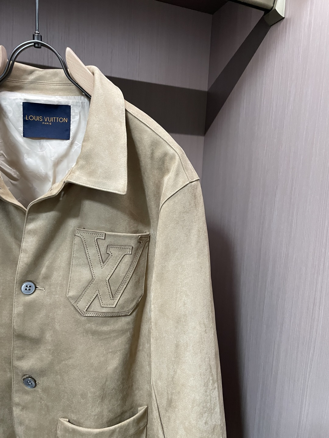 26春夏新款路易麂皮绒夹克，甄选意大利进口麂皮面料，表面呈现细腻绒感肌理，指尖抚过是软糯亲肤的温润触感，