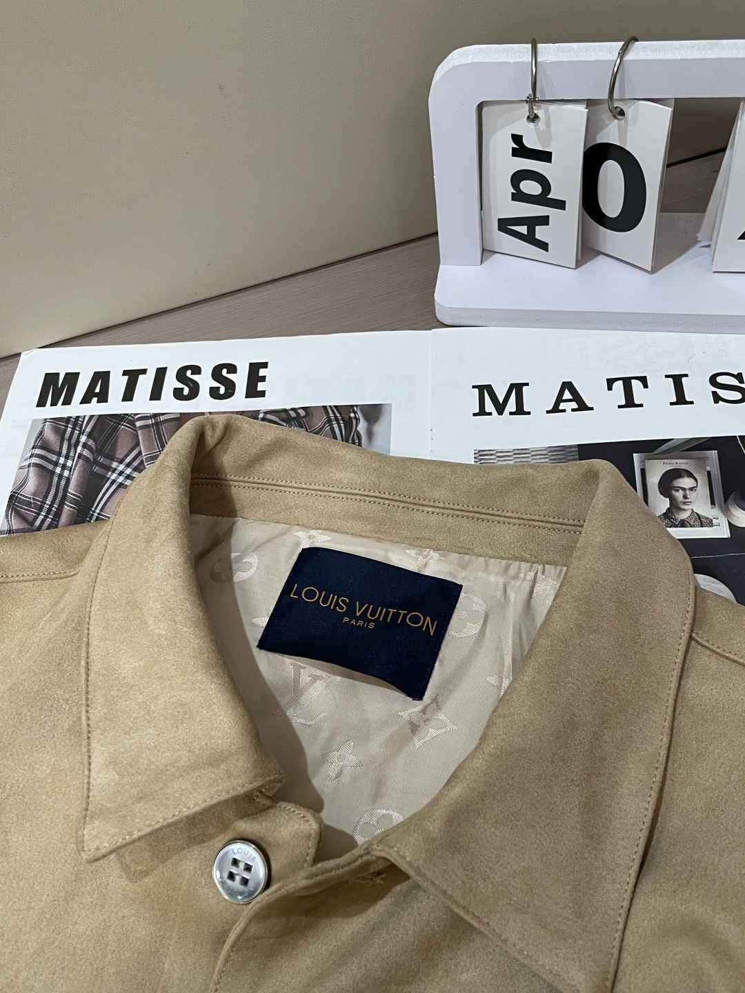 26春夏新款路易麂皮绒夹克，甄选意大利进口麂皮面料，表面呈现细腻绒感肌理，指尖抚过是软糯亲肤的温润触感，