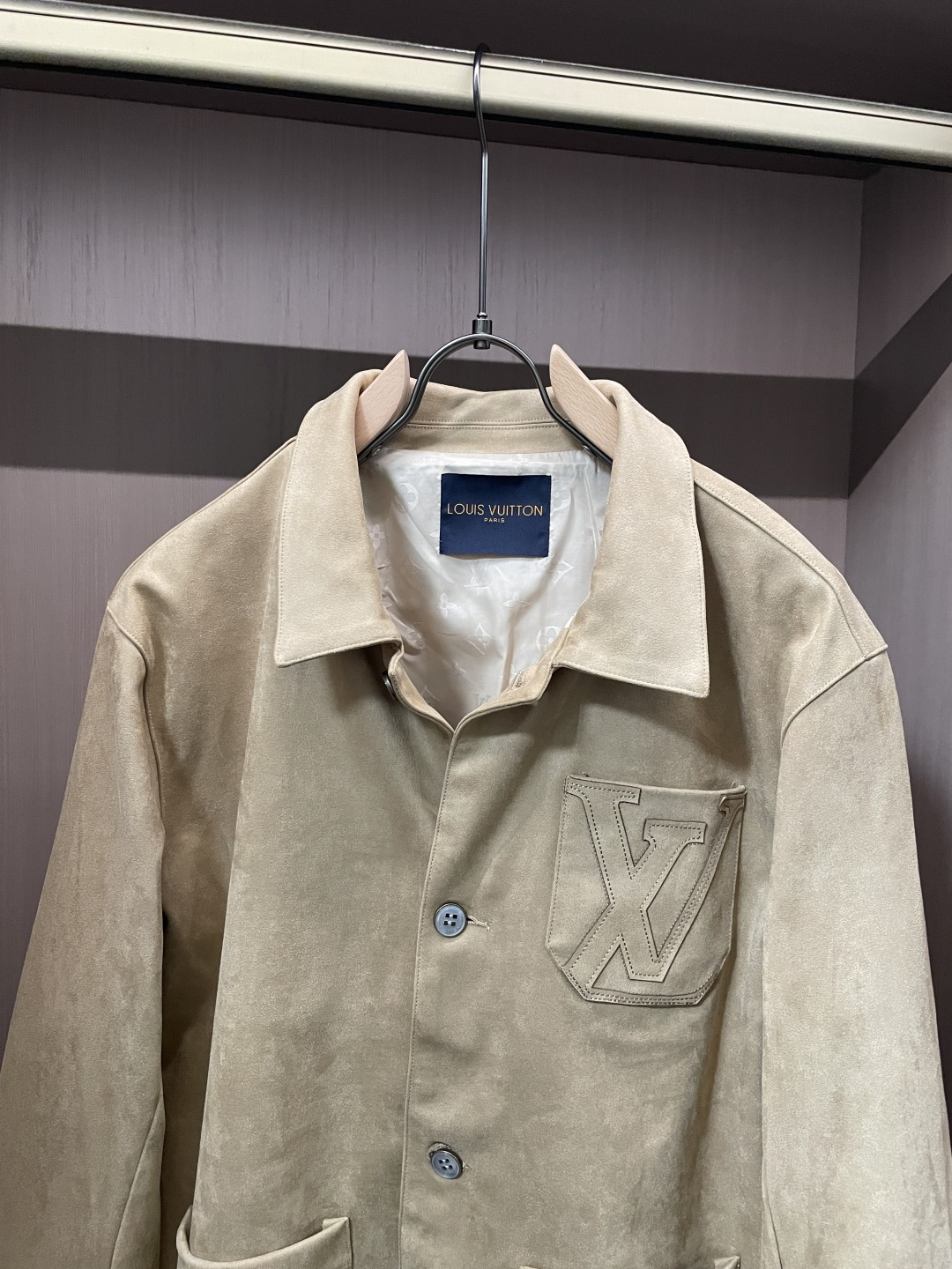 26春夏新款路易麂皮绒夹克，甄选意大利进口麂皮面料，表面呈现细腻绒感肌理，指尖抚过是软糯亲肤的温润触感，